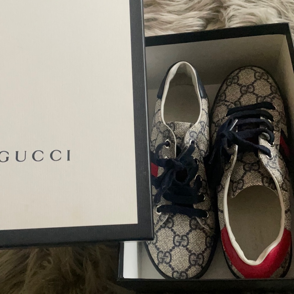 Kids Gucci sneaker like new with box and bag